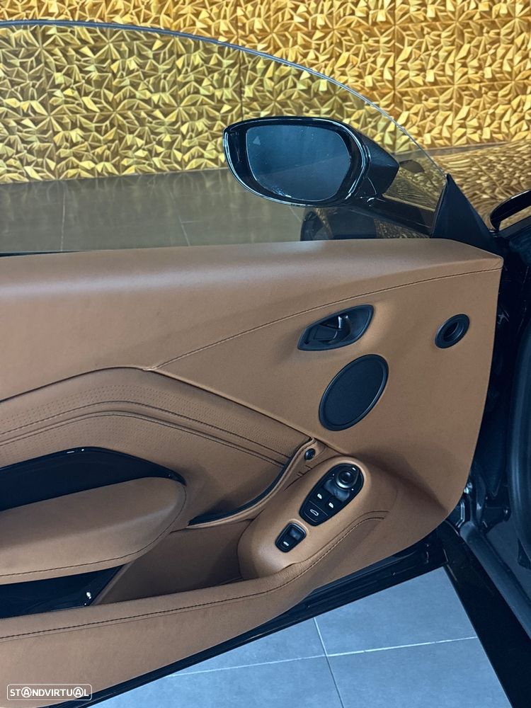 Aston Martin Vantage Roadster V8 - 34