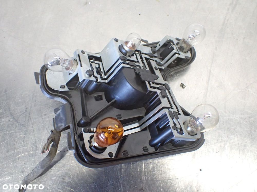 WKŁAD LAMPY PRAWY TYŁ AUDI A4 B6 1.9 - 1