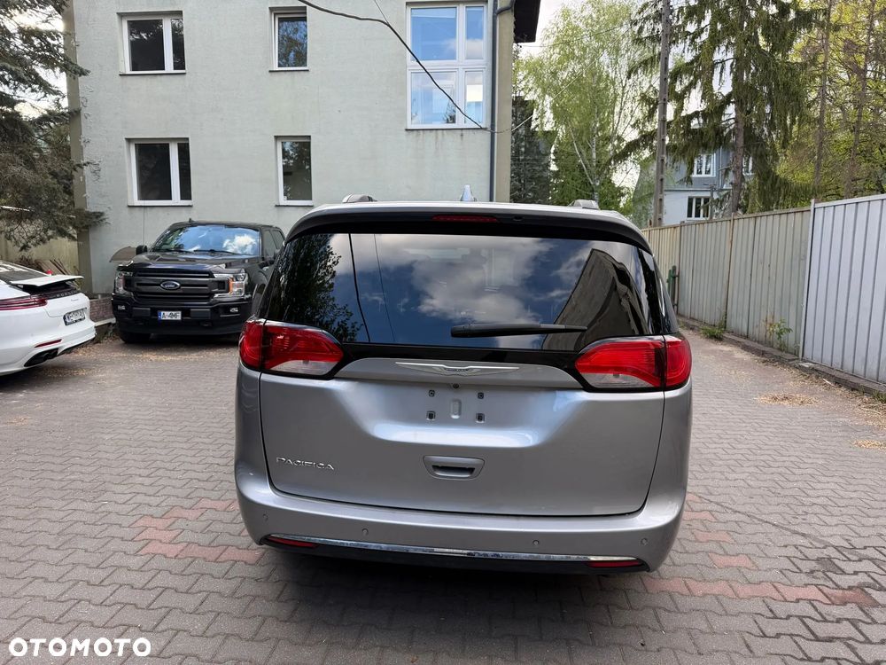 Chrysler Pacifica - 5