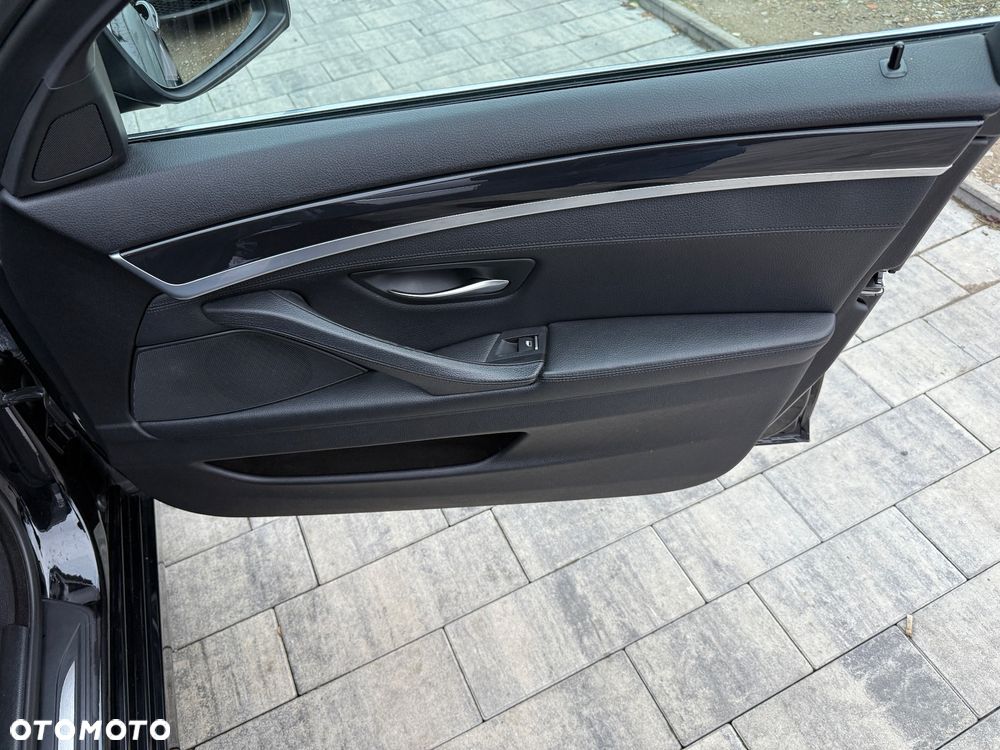 BMW Seria 5 525d xDrive - 31