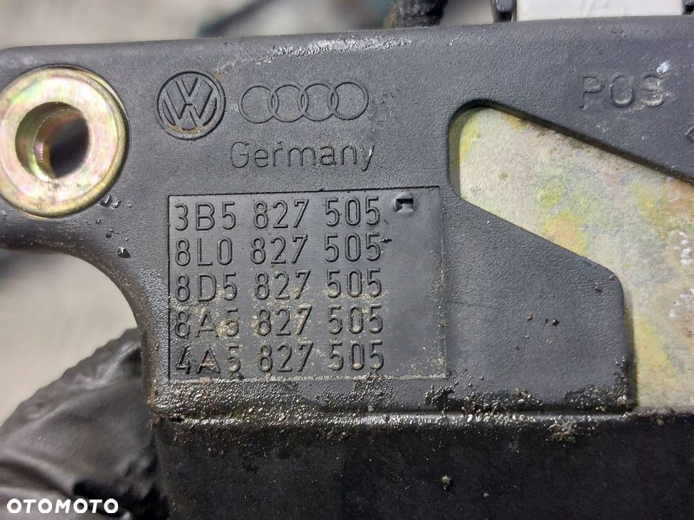 BLENDA KLAPY BAGAŻNIKA + KLAMKA ZAMEK PASSAT B5 SEDAN 3B5827505 - 3