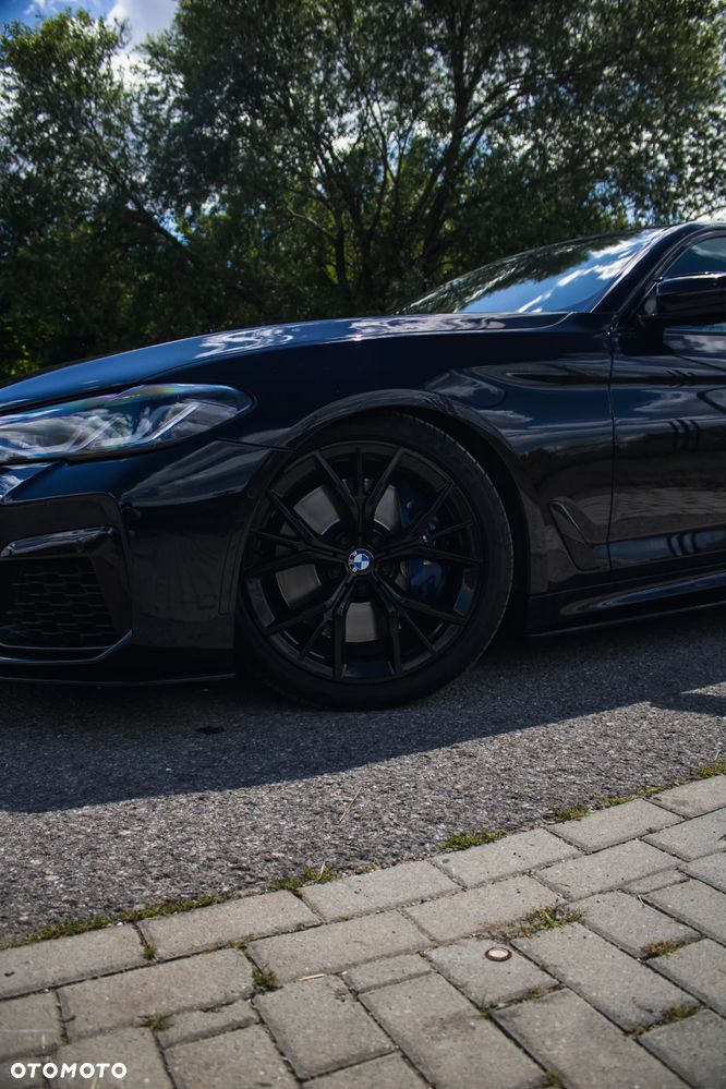 BMW Seria 5 M550i xDrive sport - 9