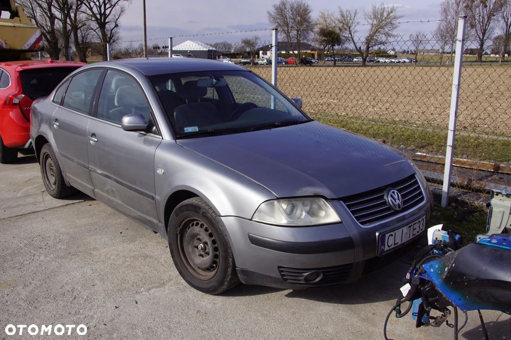 Auto na części - Volkswagen Passat B5 Lift 1.9 TDI 131 KM AVF FRK LD7W 2003R Silnik Skrzynia Drzwi Maska Błotnik Klapa Zderzak Lusterko Lampa Klamka Szyba Deska Kokpit Sterownik Moduł Czujnik Licznik Panel Kierownica - 1