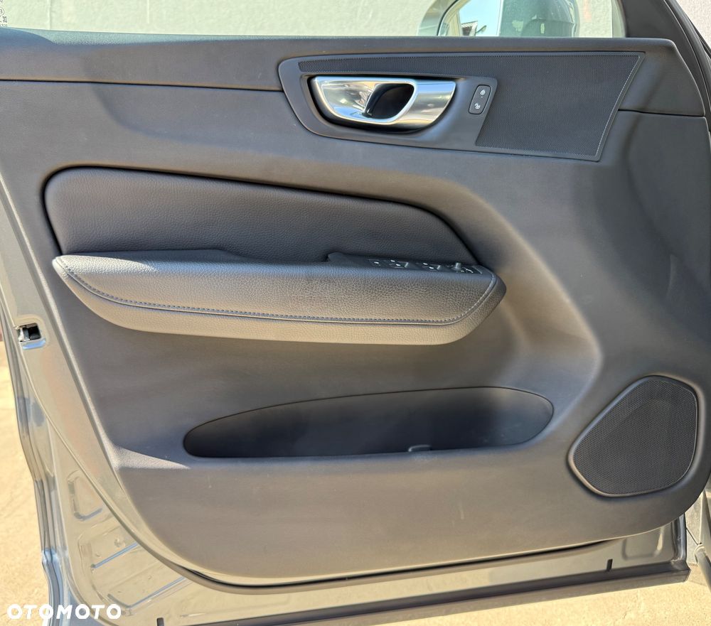Volvo XC 60 B4 D AWD Momentum Pro - 25