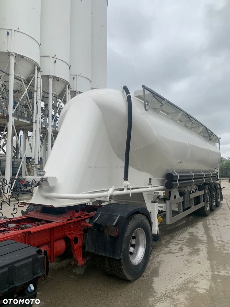 Spitzer SFS2744 Naczepa do przewozu materiałów sypkich
