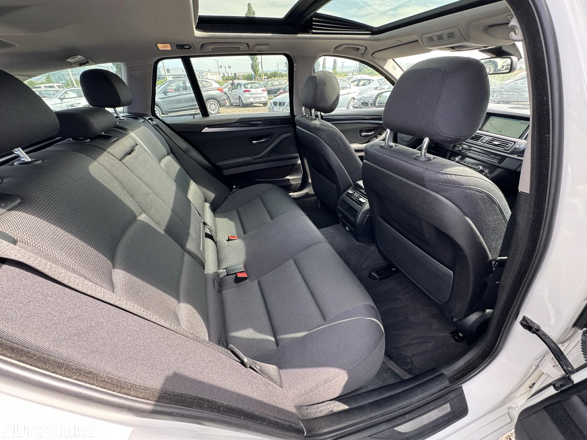 BMW Seria 5 520d - 24