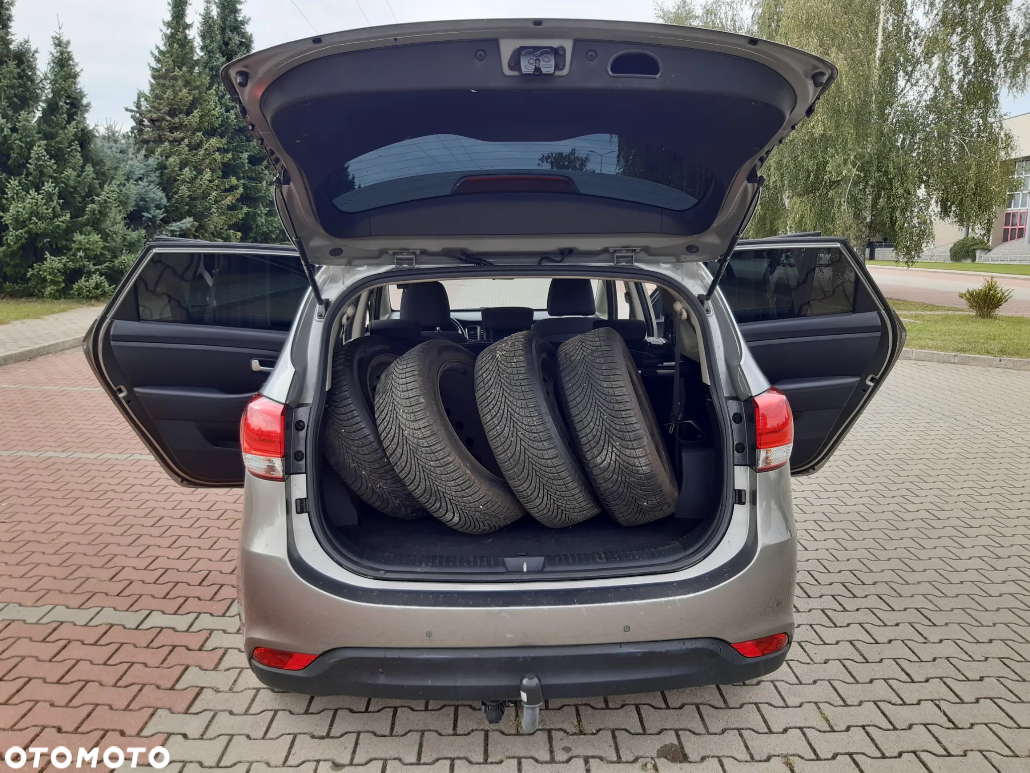 Kia Carens 1.7 CRDi 115 Dream Team Edition - 10