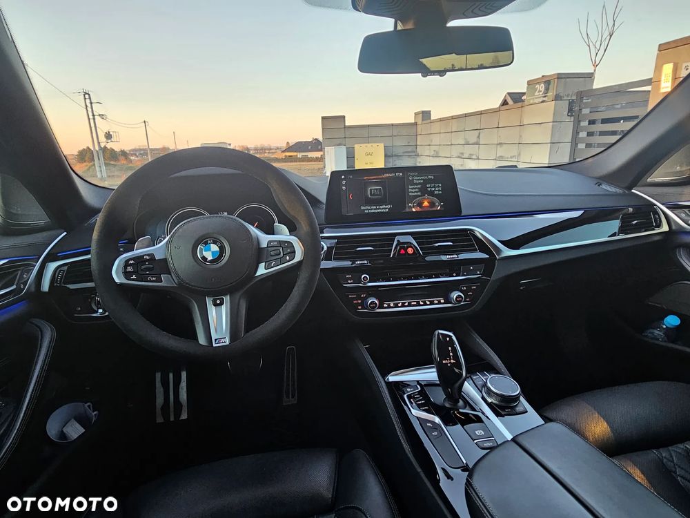 BMW Seria 5 M550i xDrive sport - 13