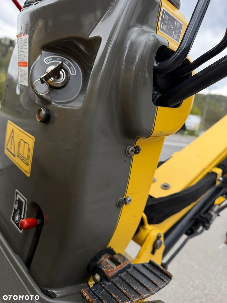 Yanmar SV08-1AS Japońska Minikoparka Gąsienicowa. Koparka 1,1 tony. Maszyna jak Nowa. 2017rok. Pochodzi z Norweskiego Gospodarstwa Ogrodniczego! 2 Rozsuwane Podwozie. Dokumentacja. Dodatkowe sekscje Hydrauliczne na młot lub wiertnice. Ani deka luzów czy wycieków. Szybkozłącze. Skrętne ramię. OKAZJA Zadbana Maszyna! Bardzo oszczędny silnik Yanmar. Mocne pompy Hydrauliczne!! 851mtg. Ani deka luzów czy wycieków, Aktualna Dekra. Po serwisach! - 35