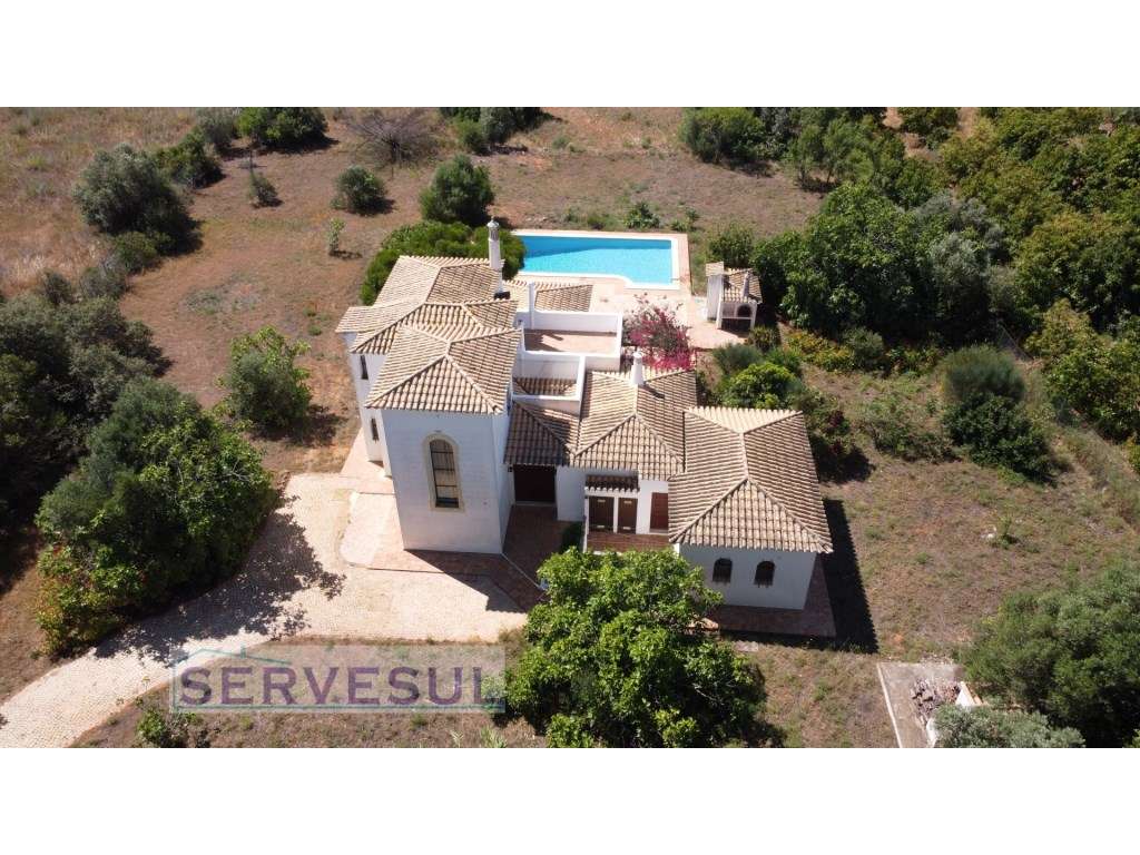 Moradia de campo com 3 quartos e piscina, inserida em terreno de 47... - Grande imagem: 2/51