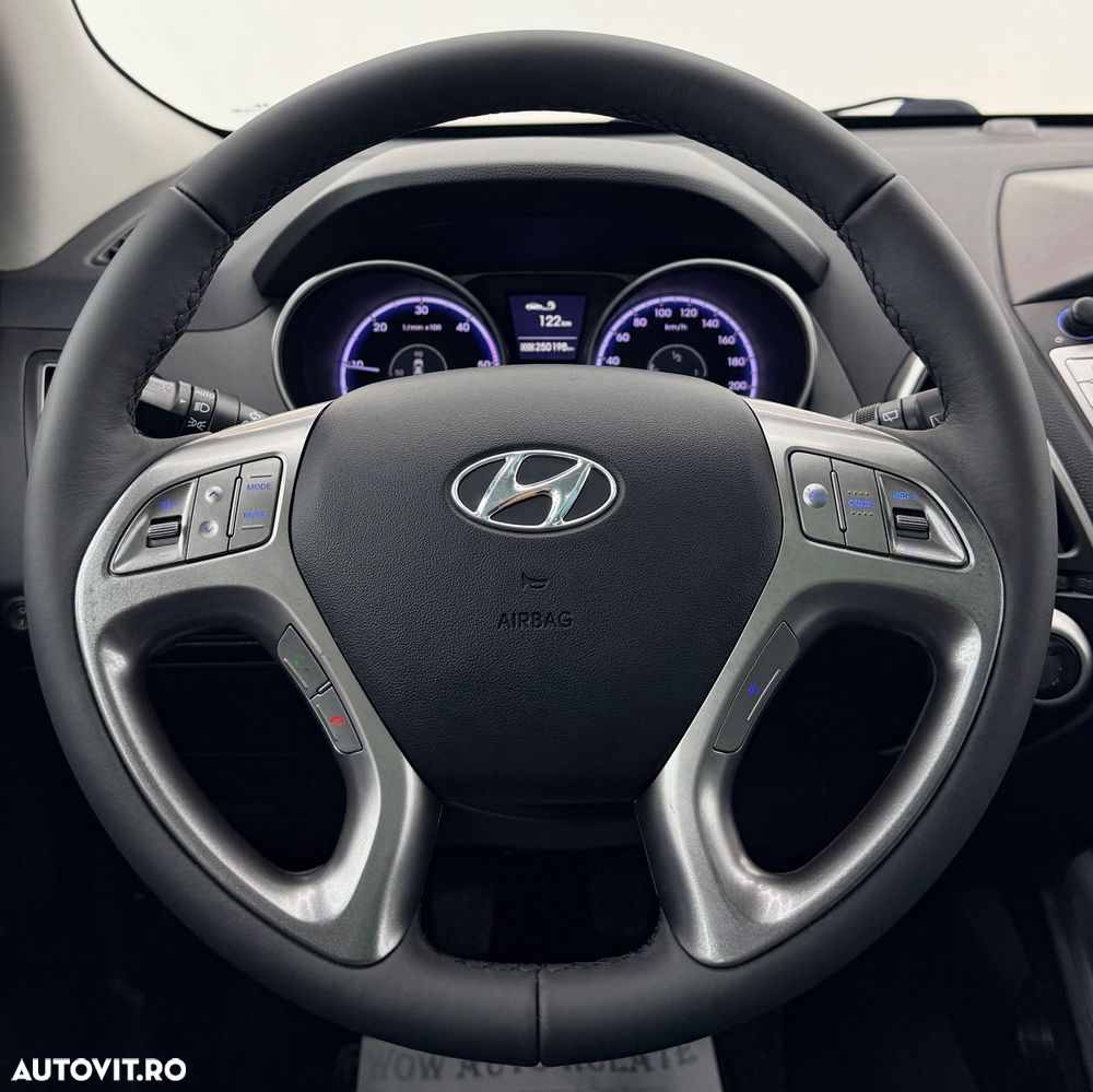 Hyundai ix35 2.0 CRDI 4WD Fifa World Cup Gold Edition - 33