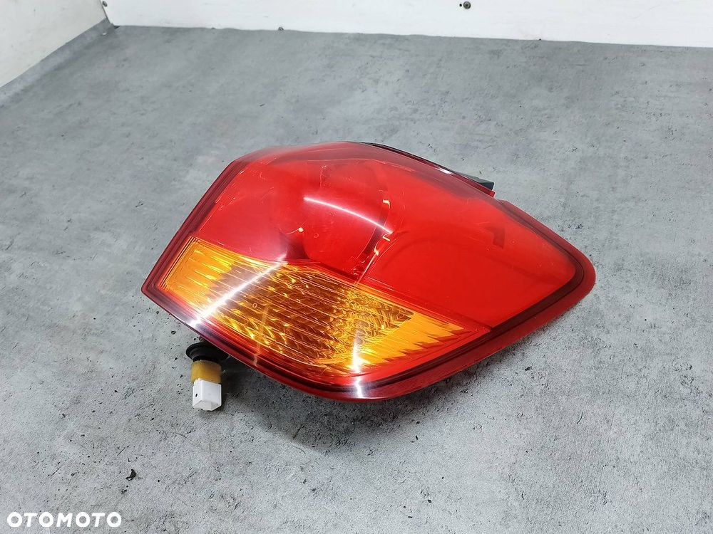 LAMPA TYLNA PRAWA MITSUBISHI ASX I P9372 - 6