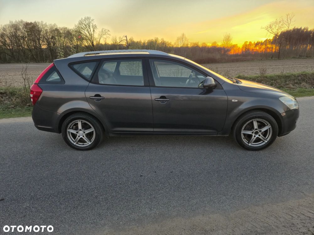 Kia Ceed - 11