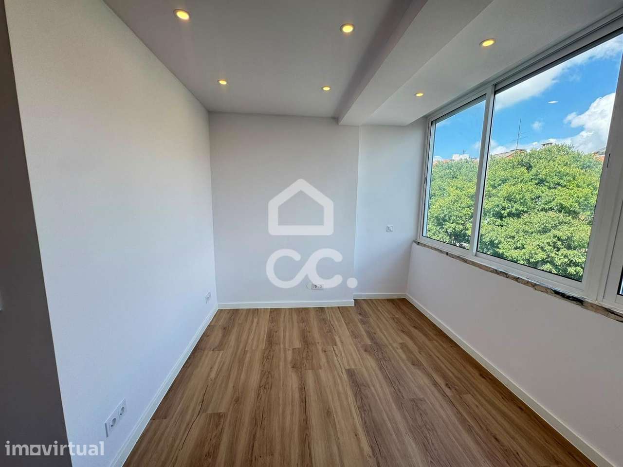 Apartamento T2 Remodelado na Damaia | Duas Varandas | Excelente Lumino - Grande imagem: 5/22