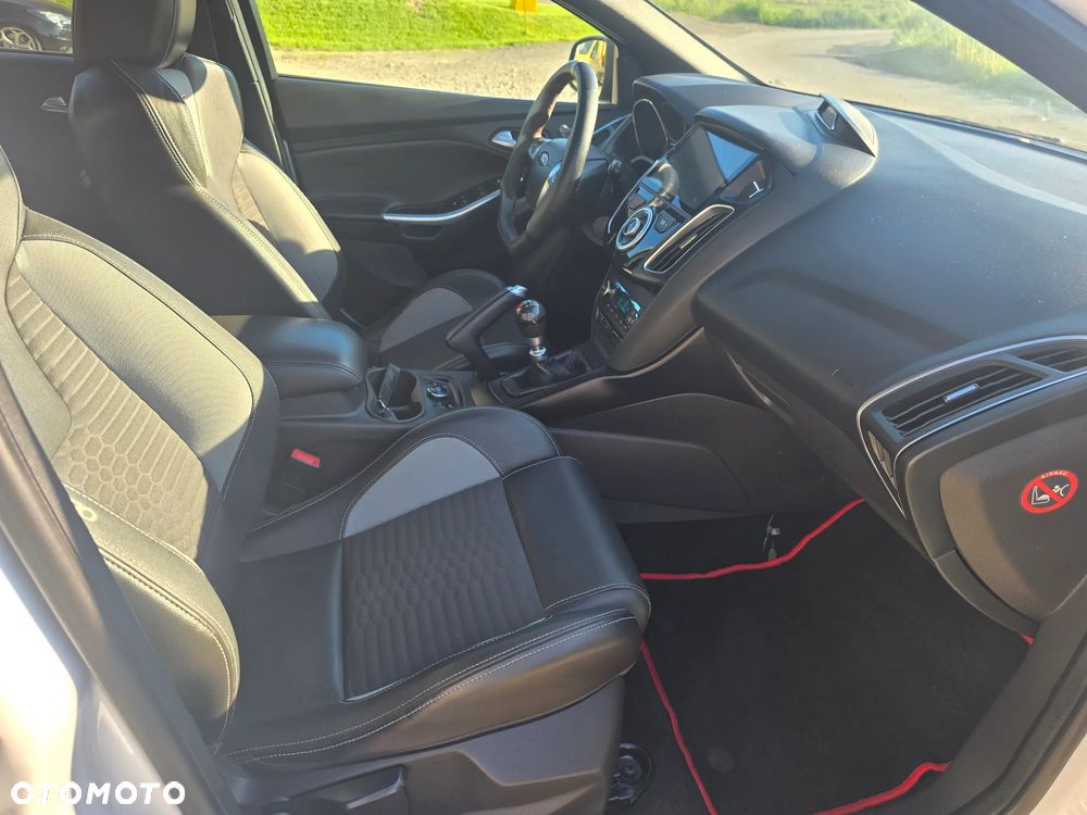 Ford Focus 2.0 EcoBoost ST mit Leder-Exclusiv-Paket - 23