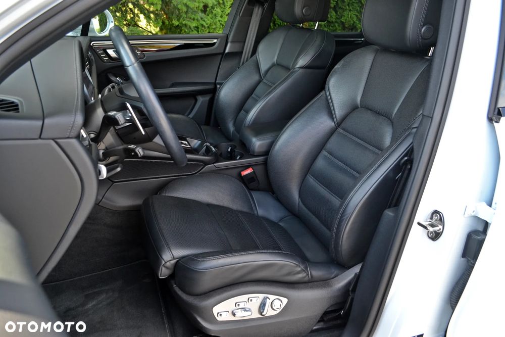 Porsche Macan - 24