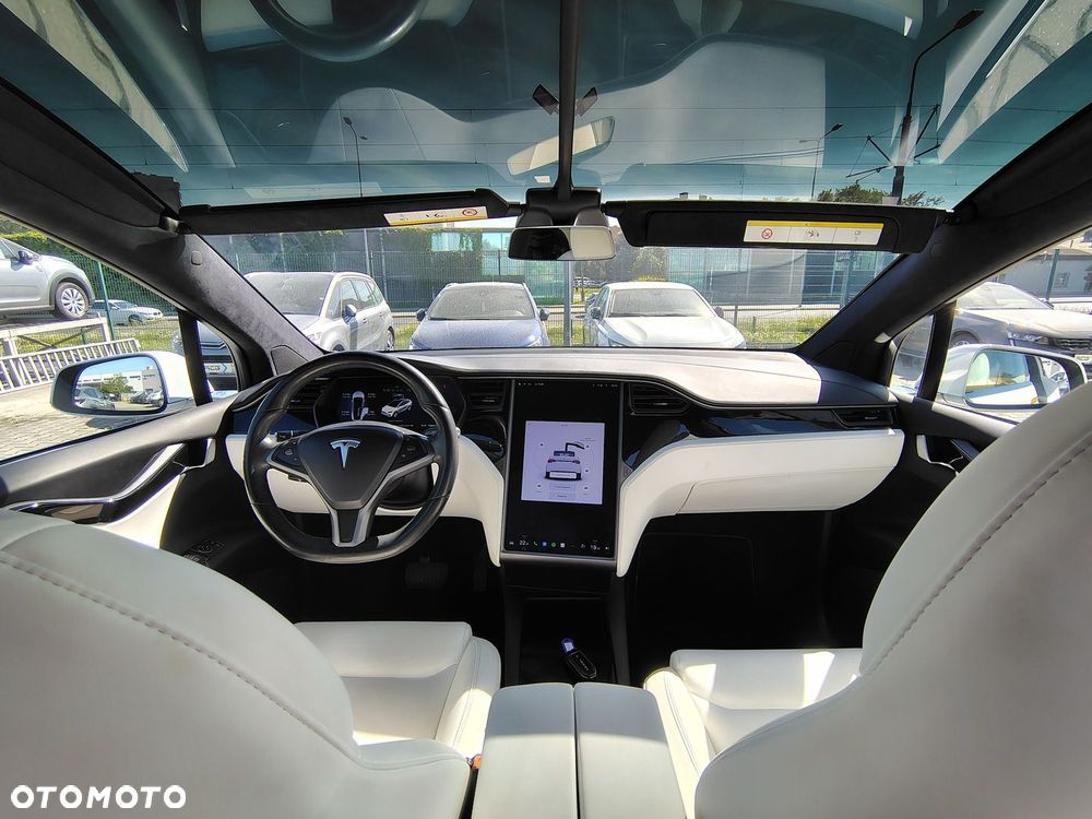Tesla Model X - 10