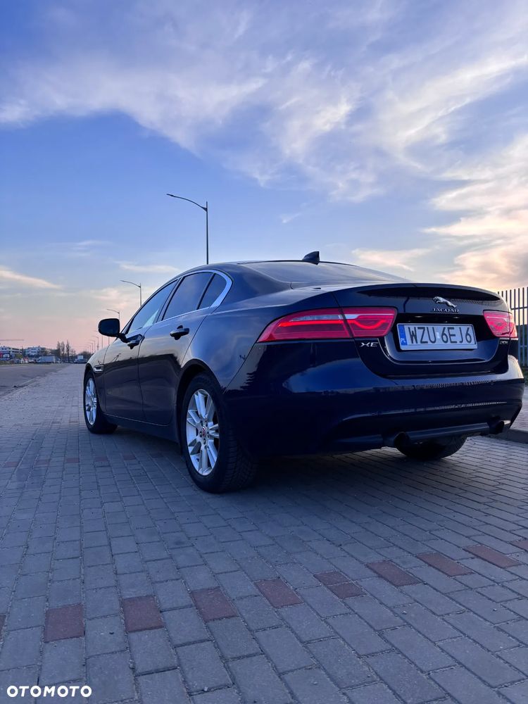 Jaguar XE 2.0 T Prestige - 3