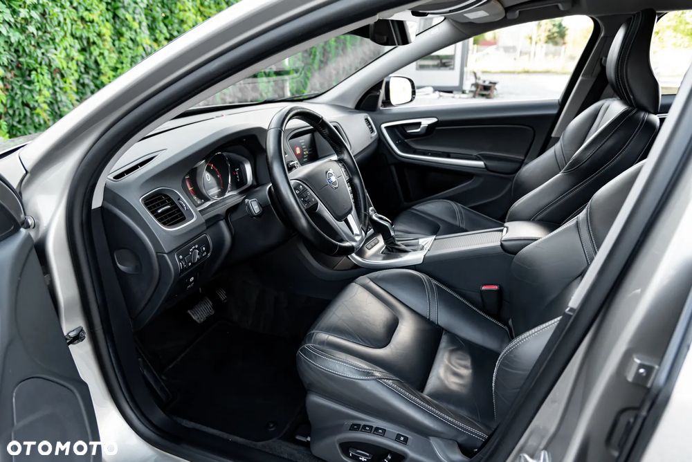 Volvo V60 D6 AWD Plug-in Hybrid Momentum - 15