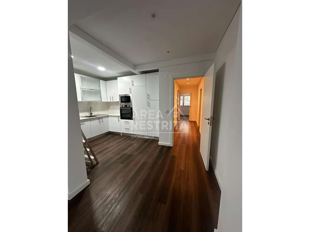 APARTAMENTO T3 transformado em T2 , com logradouro , Almada - Grande imagem: 4/10