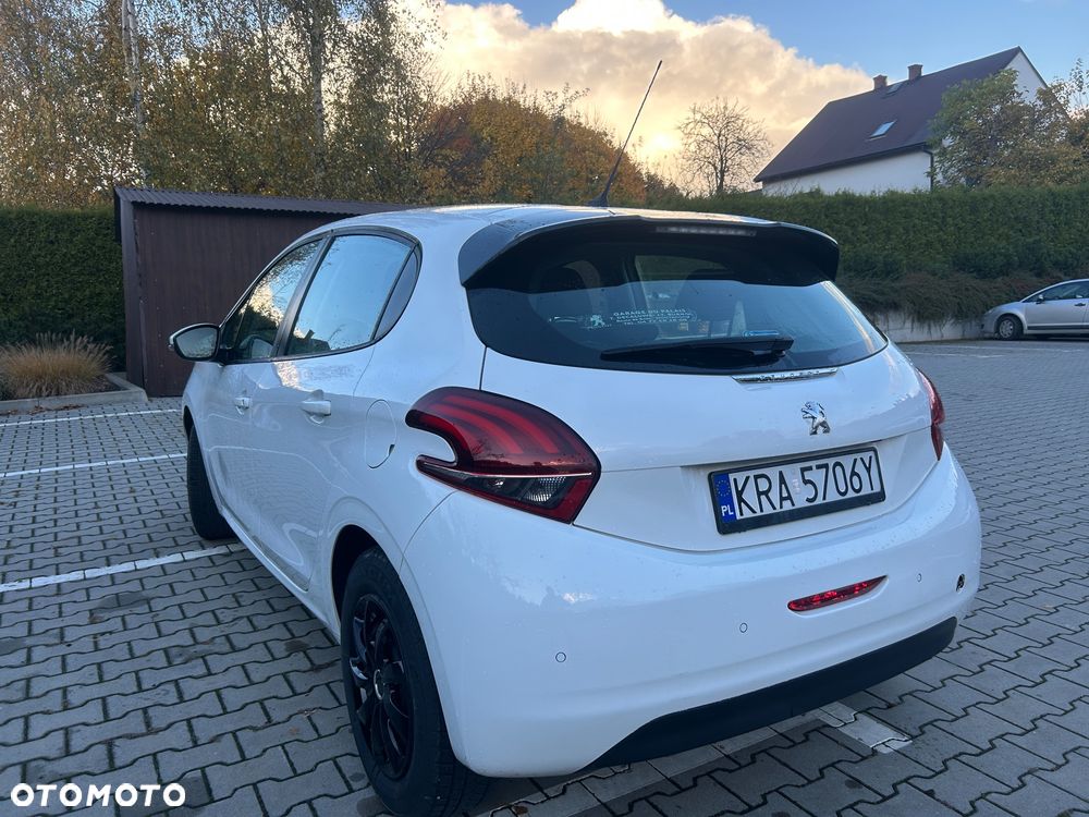 Peugeot 208 2015 photo 2