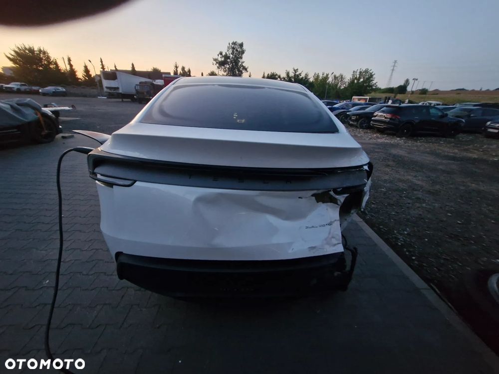 Tesla Model Y Long Range Dual Motor AWD - 12