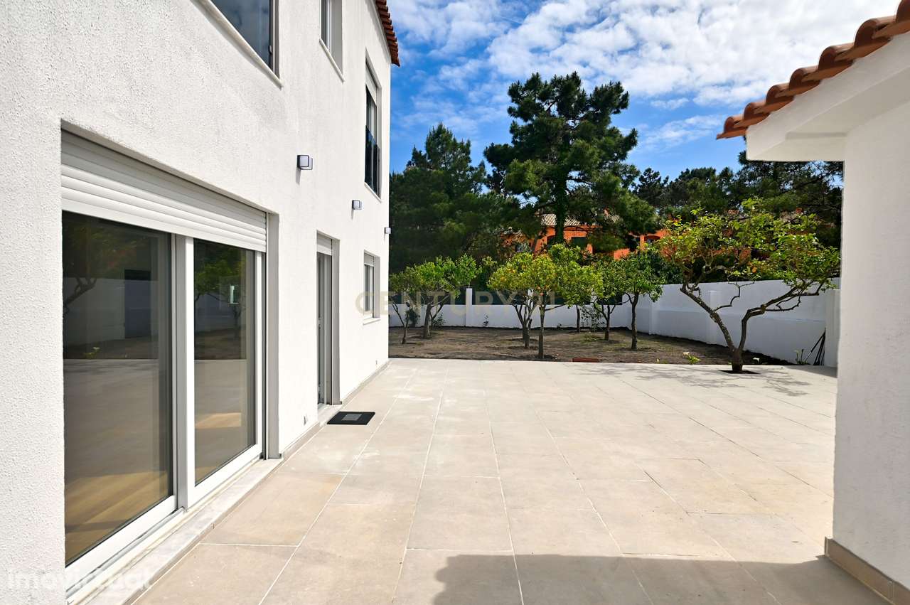 (Arrenda-se na Aroeira) Moradia T4 remodelada com amplo jardim e garag - Grande imagem: 2/46