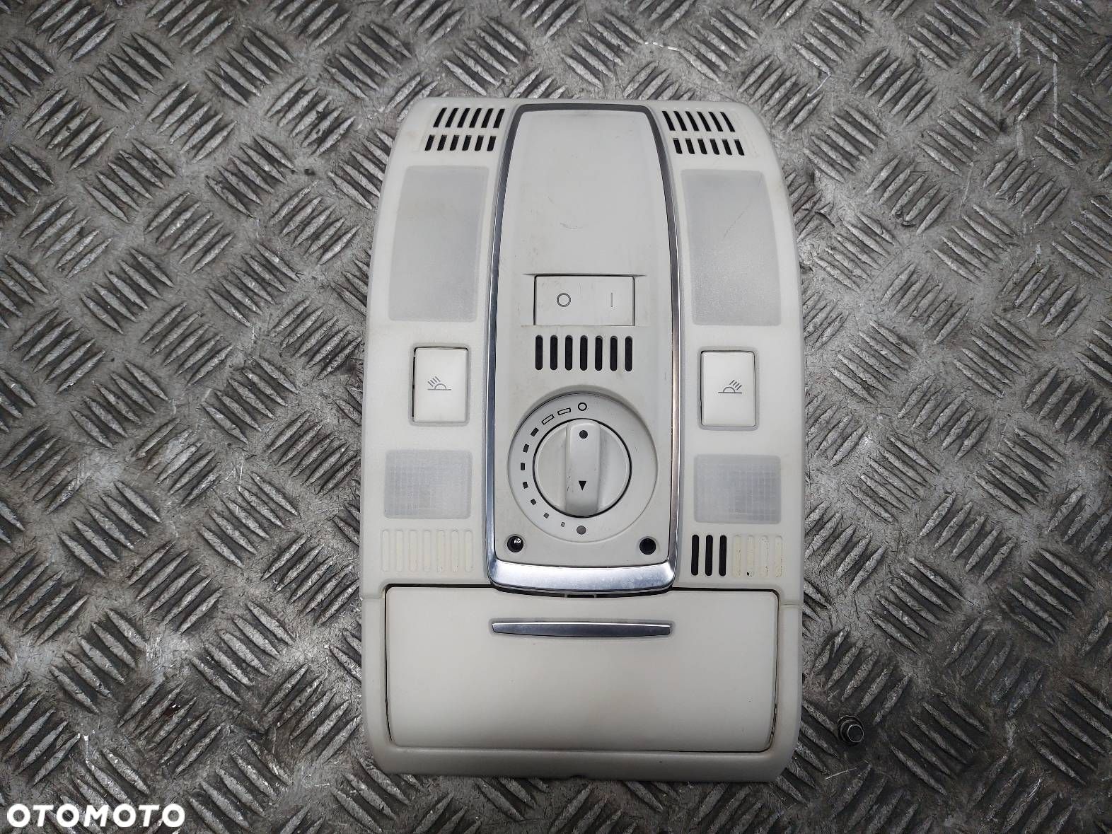 LAMPKA PODSUFITKI PRZEŁĄCZNIK SZYBERDACHU AUDI A6 C6 4F0947135BD - 1