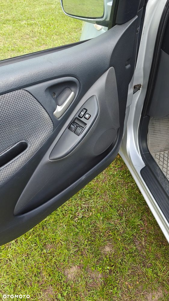 Toyota Yaris 1.3 Sol - 11