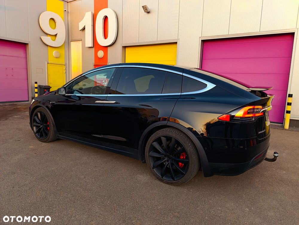 Tesla Model X - 15