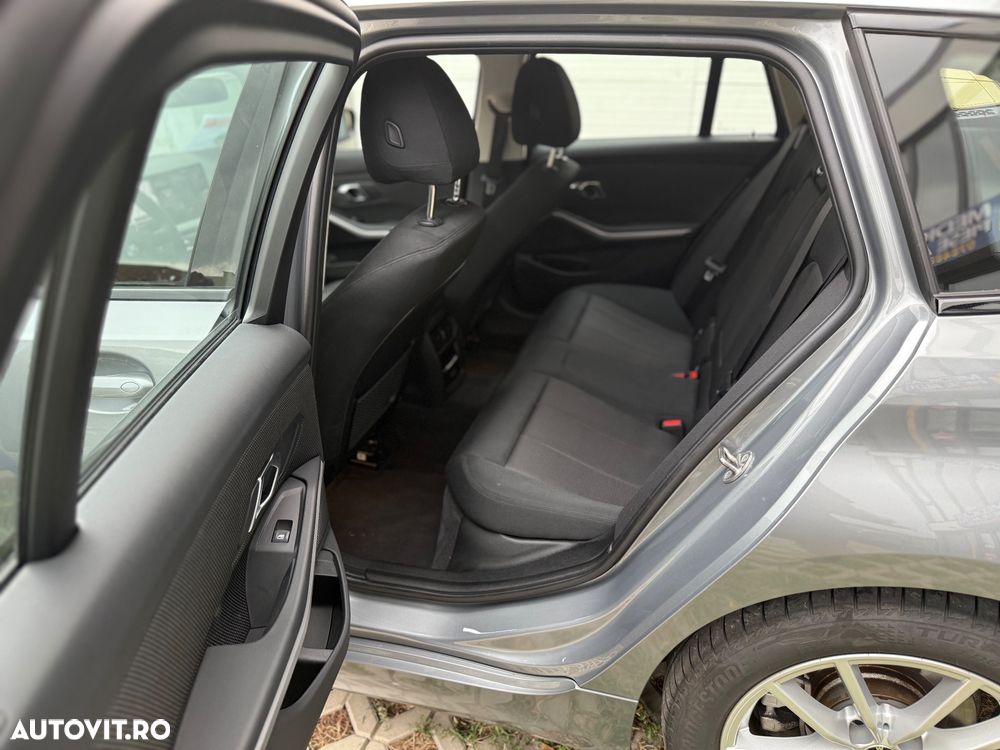 BMW Seria 3 320d Touring xDrive Aut. - 27