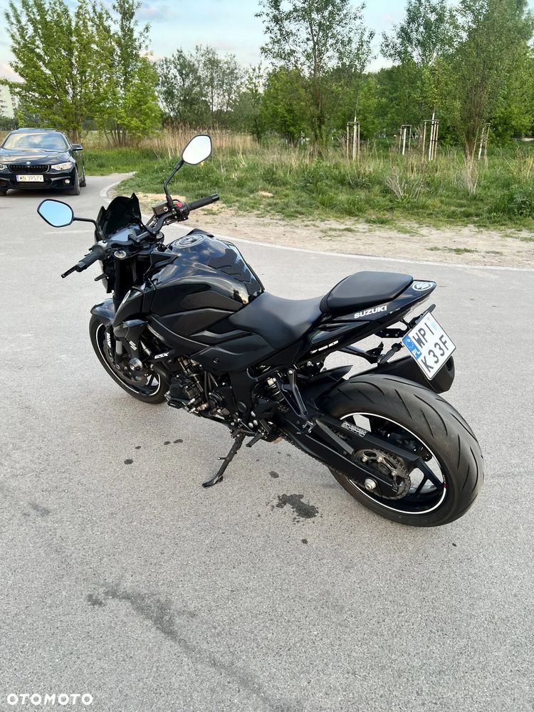 Suzuki GSX - 16