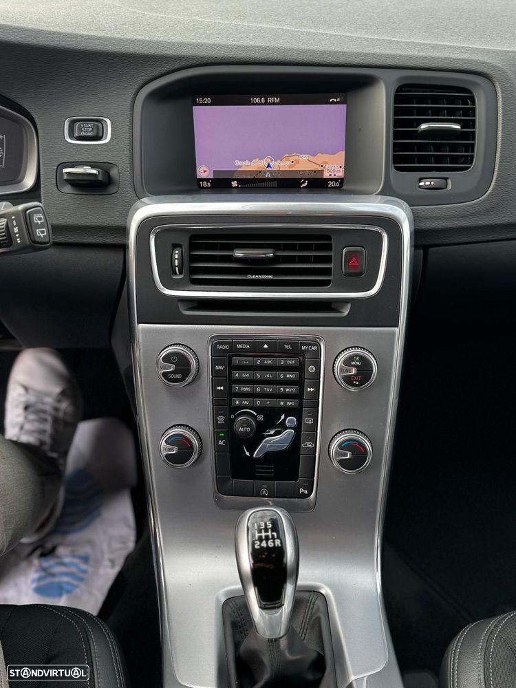 Volvo V60 2.0 D4 Momentum - 17