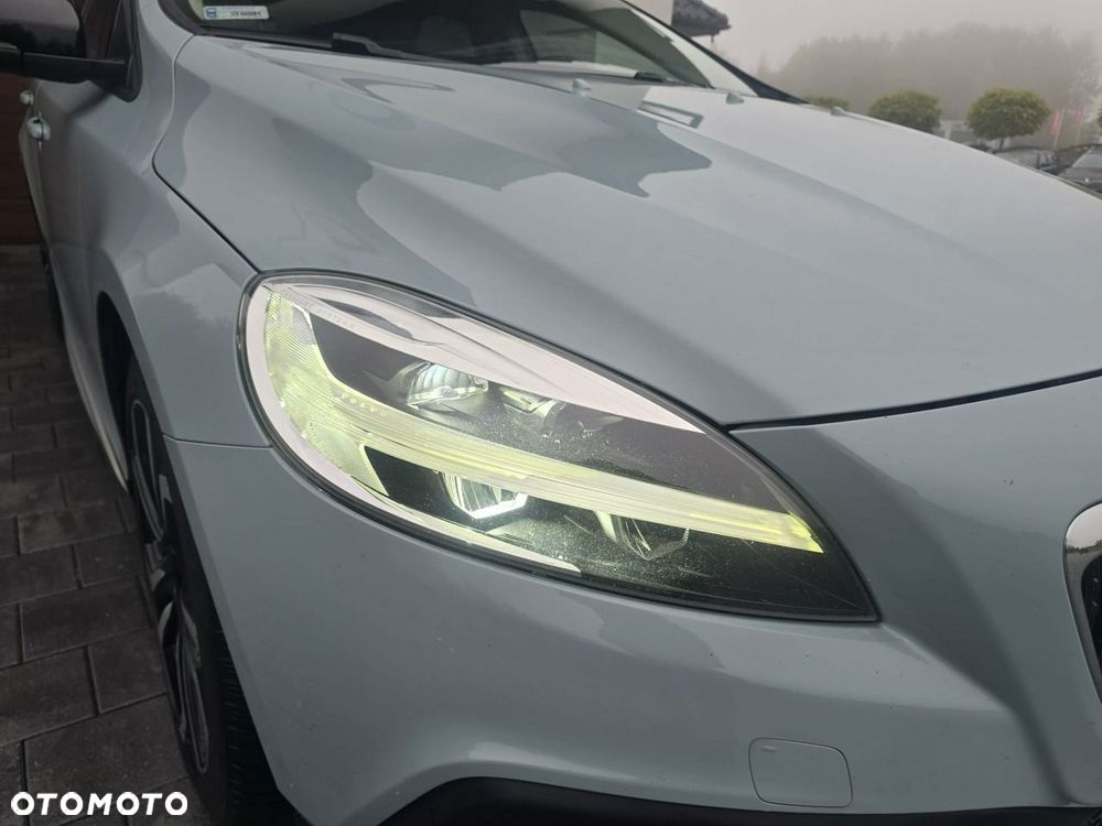 Volvo V40 Cross Country - 10