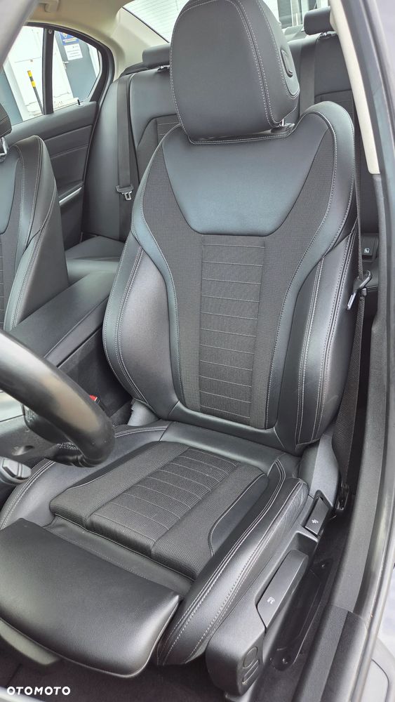 BMW Seria 3 330i - 27