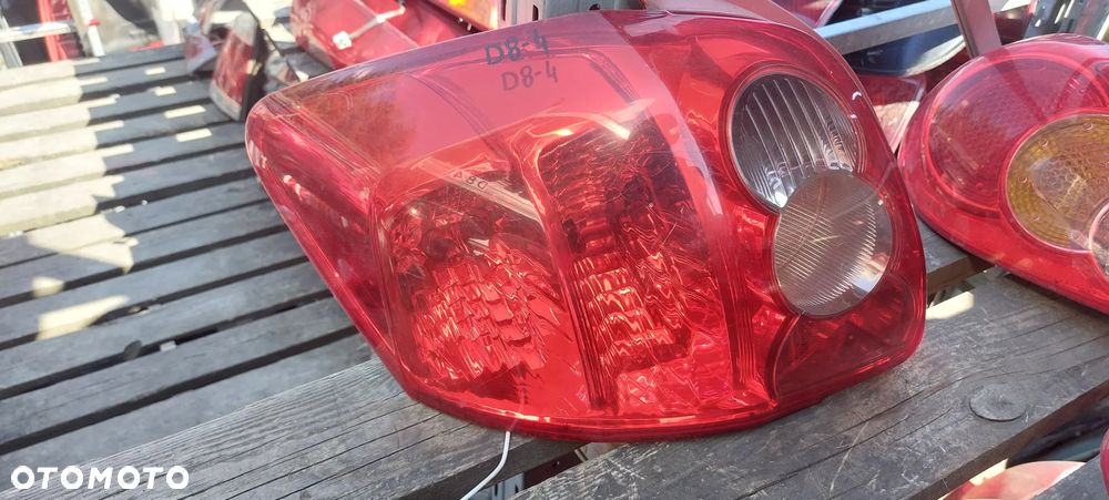 .  TYL TYLNA LAMPA LEWA TOYOTA AURIS HB 5D - 2