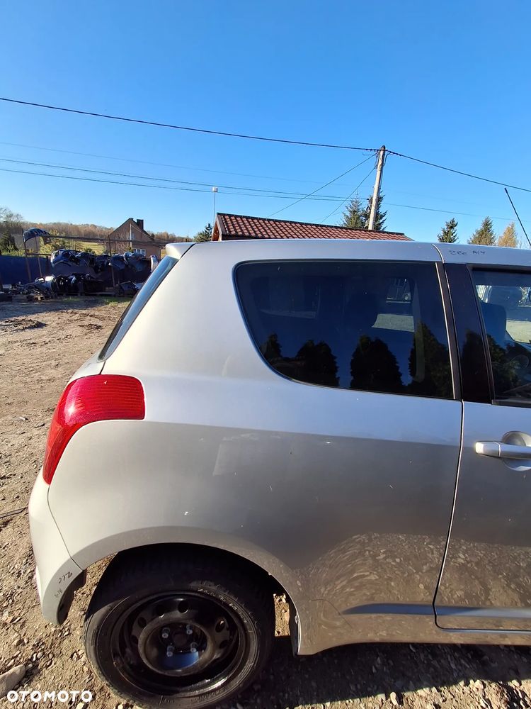 Suzuki Swift 3d 05 Blotnik prawy tylny ZCC