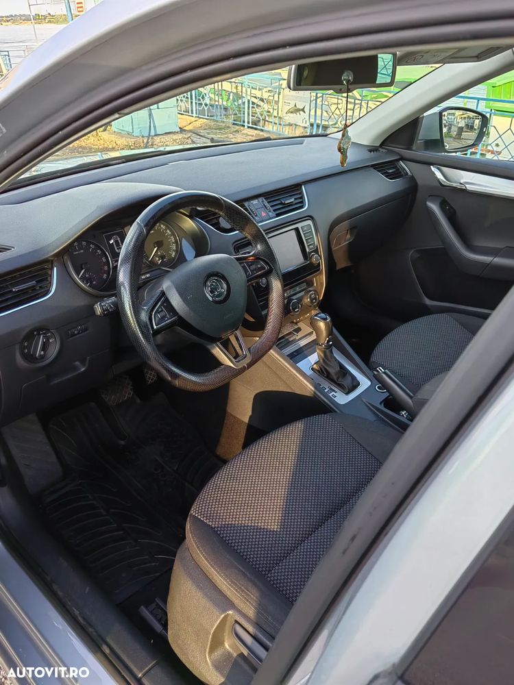 Skoda Octavia Combi 2.0 TDI (Green tec) DSG Style - 10