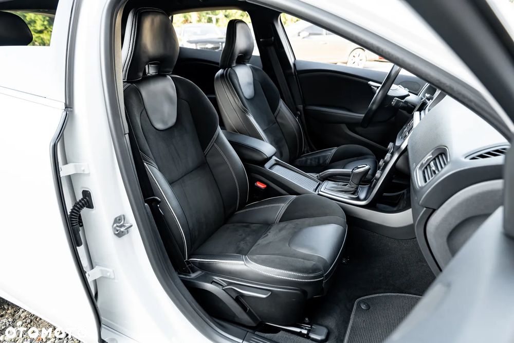 Volvo V40 D3 Geartronic RDesign - 21