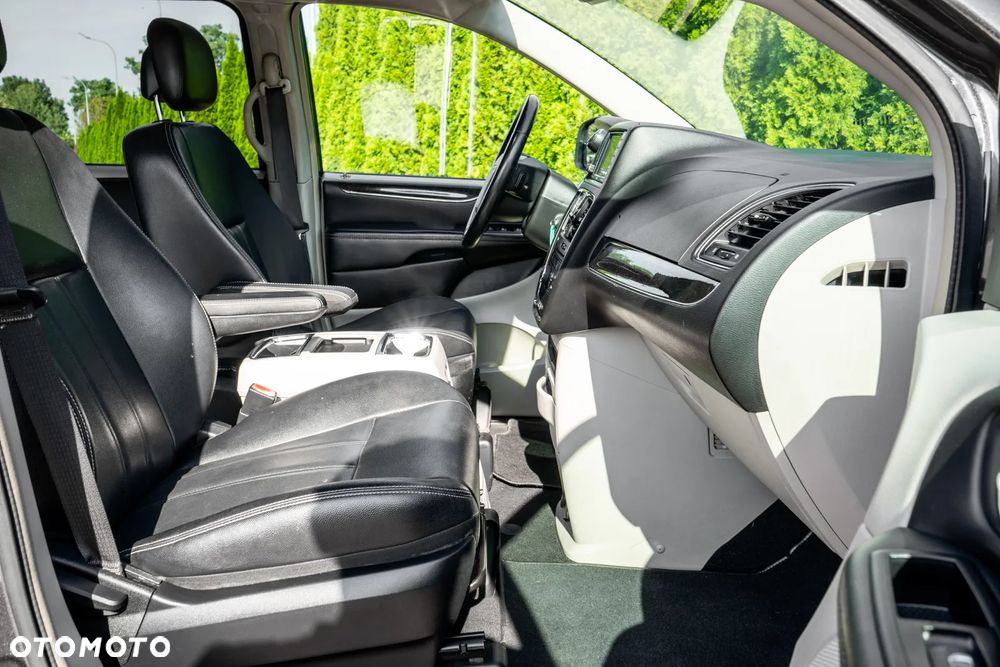 Chrysler Town & Country 3.6 Limited - 37