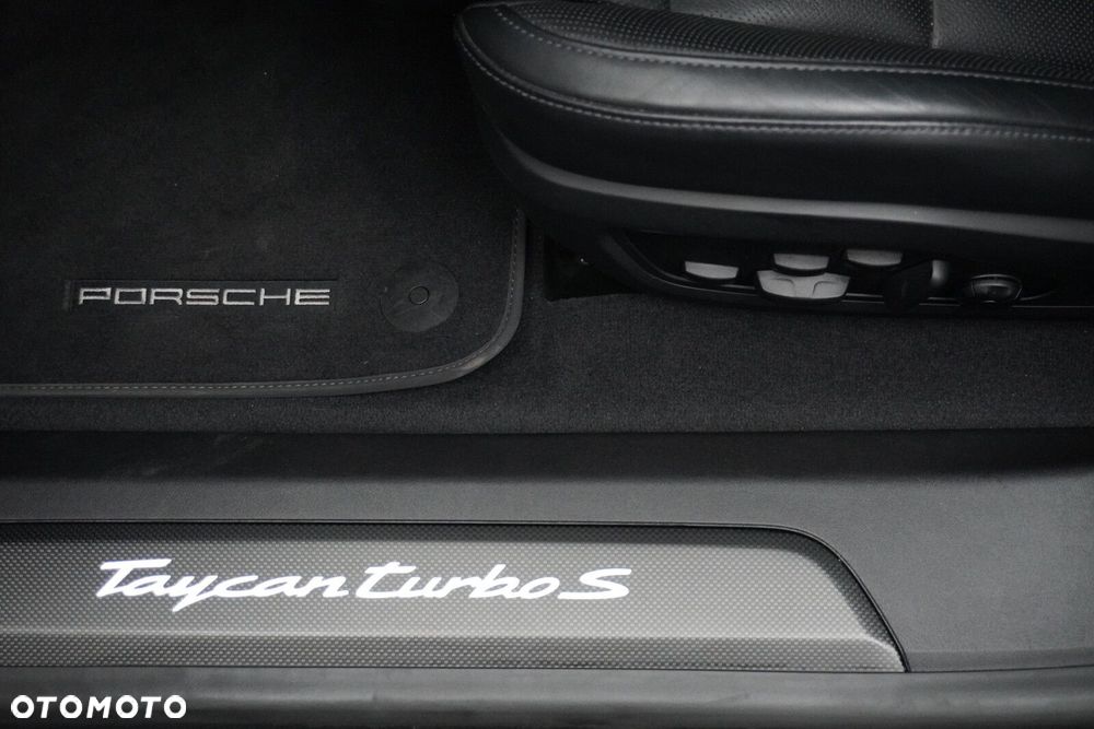 Porsche Taycan Turbo S - 16