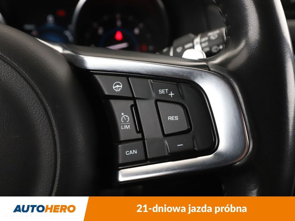 Jaguar XF 2.0 i4D R-Sport - 31