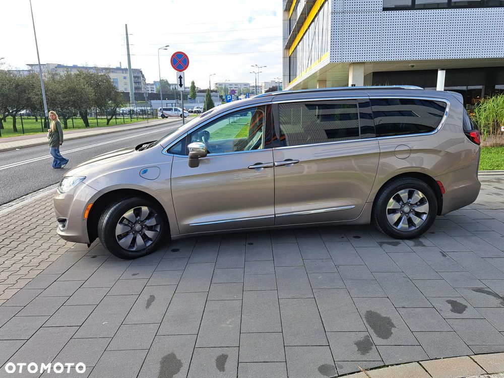 Chrysler Pacifica - 16