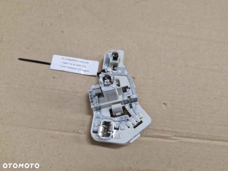 VOLKSWAGEN PASSAT CC WKŁAD LAMPY W KLAPĘ LEWY TYŁ TYLNY ORYGINAŁ 3C8945257A - 1