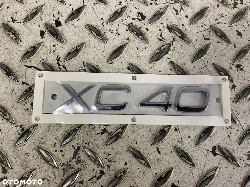 NOWY ORYGINALNY EMBLEMAT LOGO VOLVO XC40 31457467 - 2