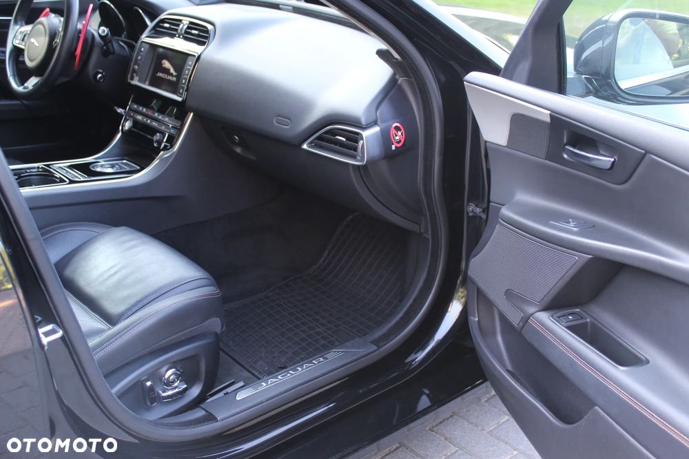 Jaguar XE 20d R-Sport - 13