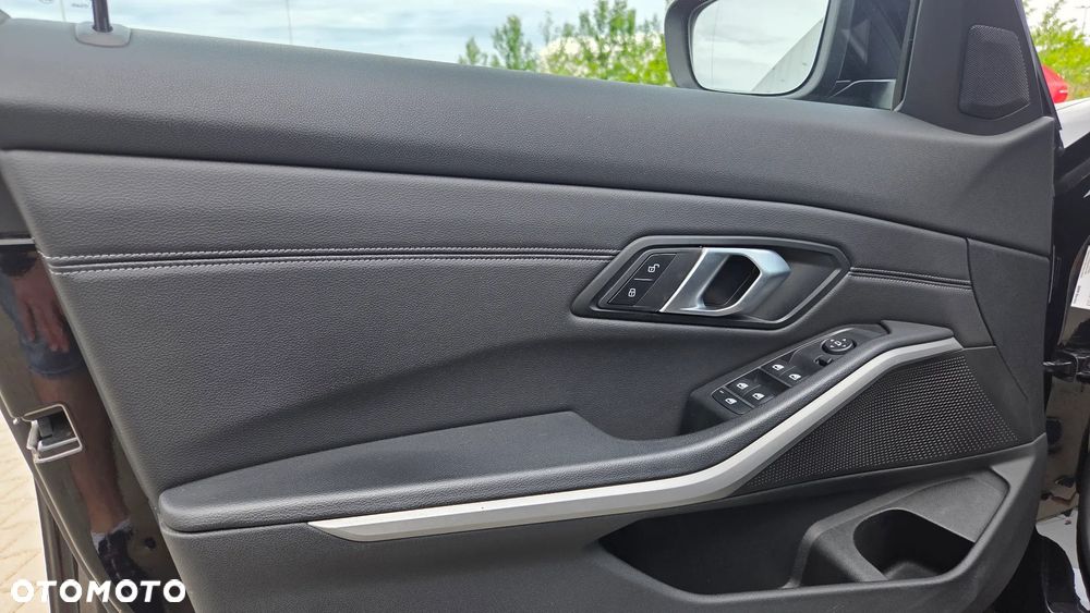 BMW Seria 3 330i - 23