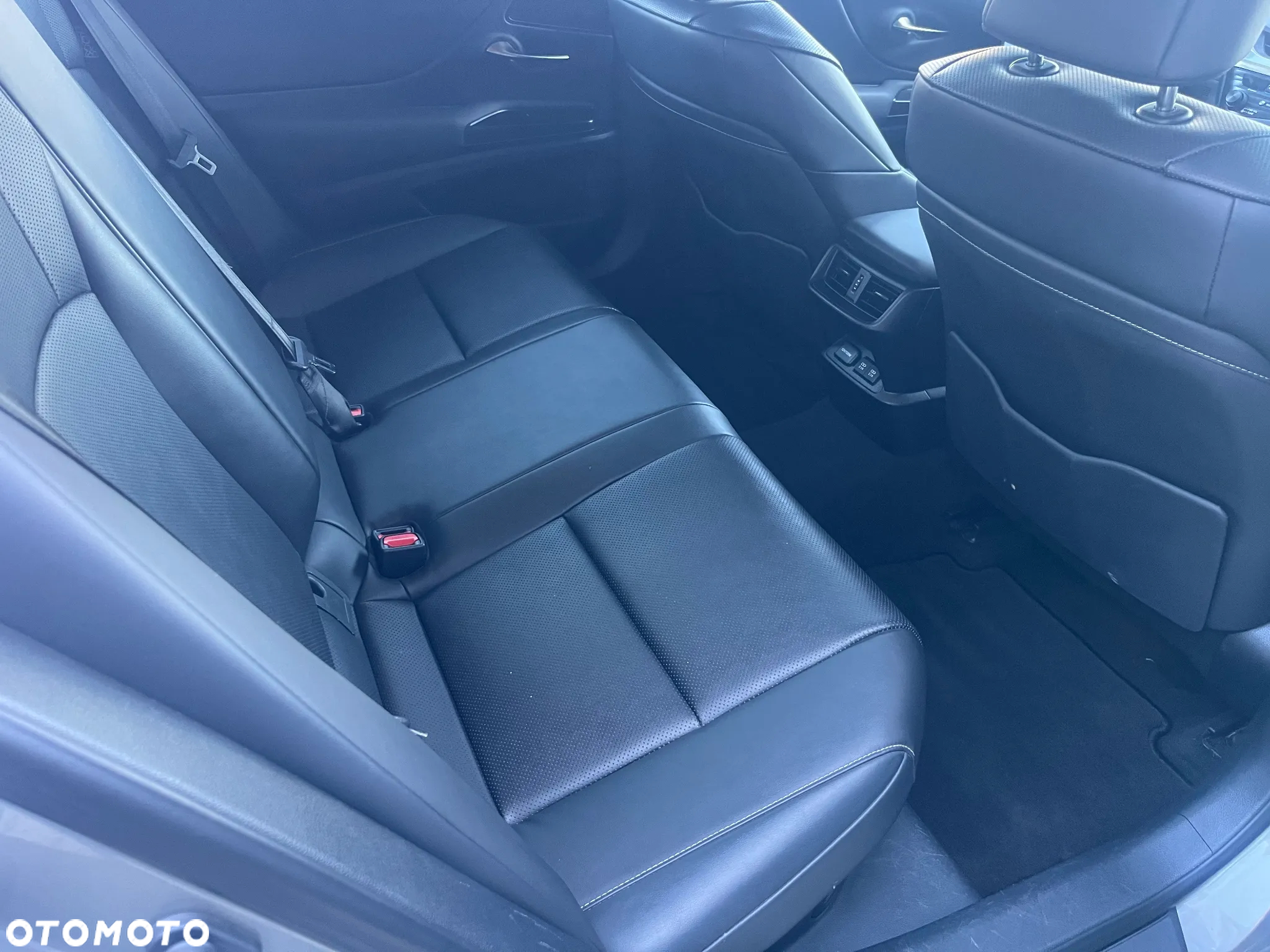 Lexus ES 300h Business Edition - 12