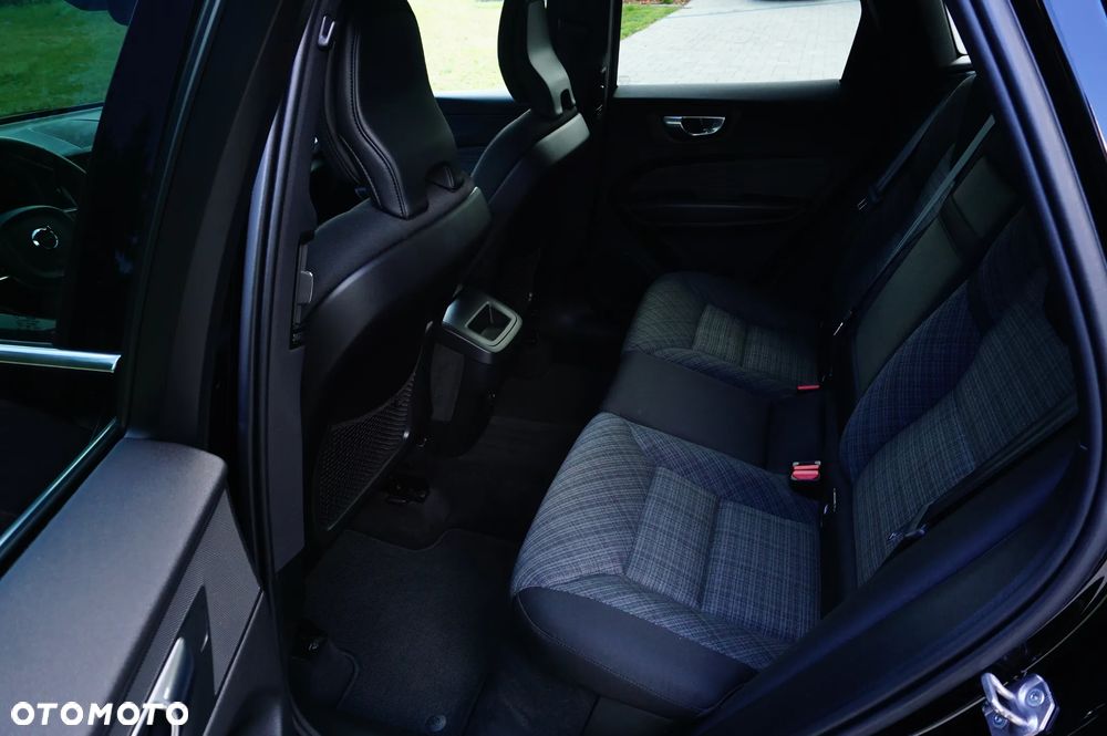 Volvo XC 60 B5 B AWD Momentum Pro - 19
