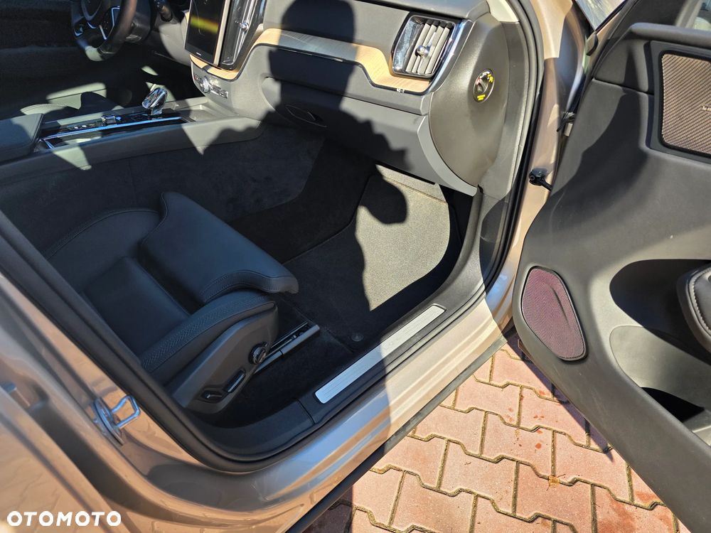 Volvo XC 60 B5 B AWD Plus Dark - 20